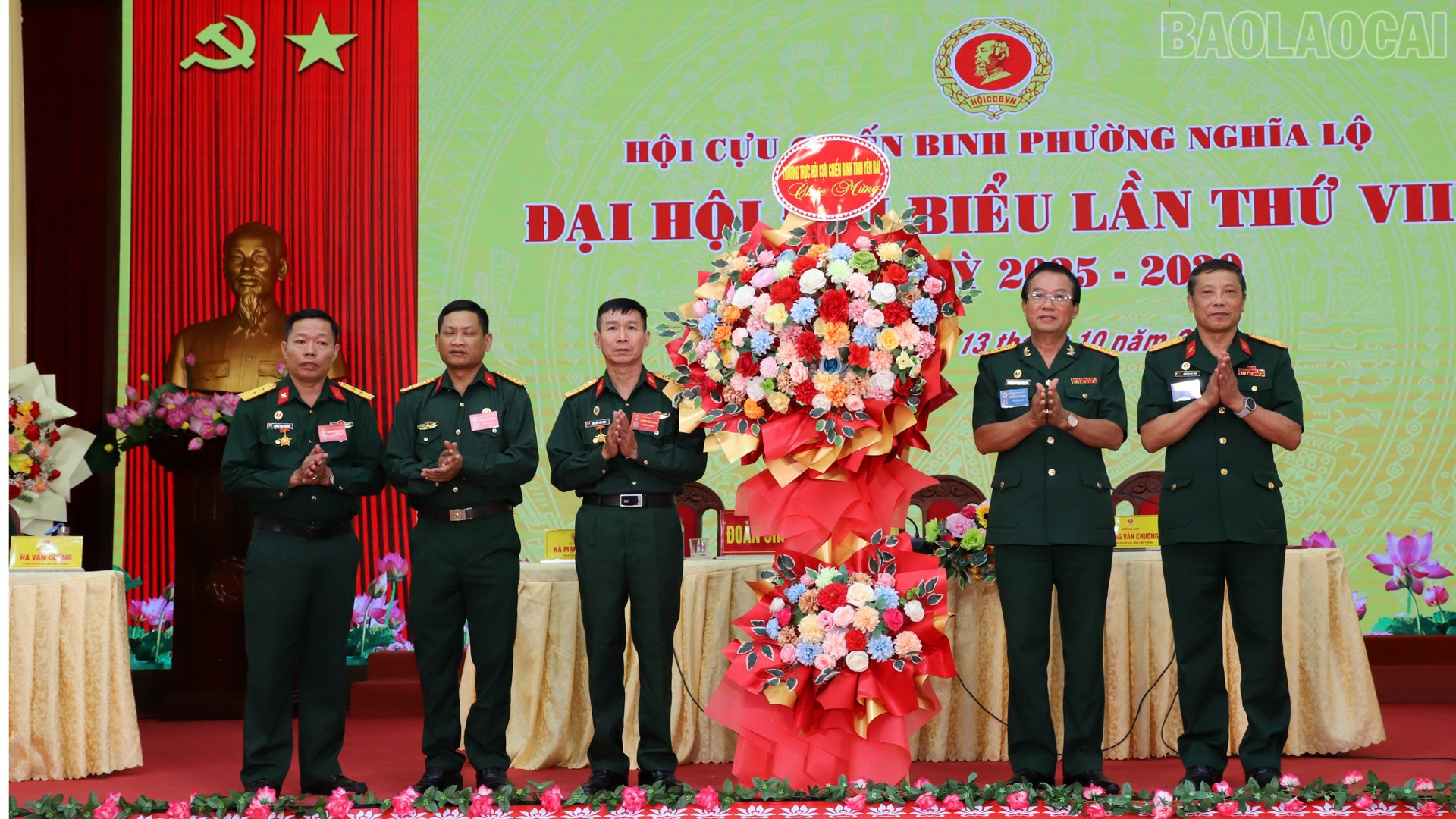 Hội Cựu chiến binh tỉnh Lào Cai tặng hoa chúc mừng đại hội baolaocai-tr_ccbtinh-chucmung.jpg