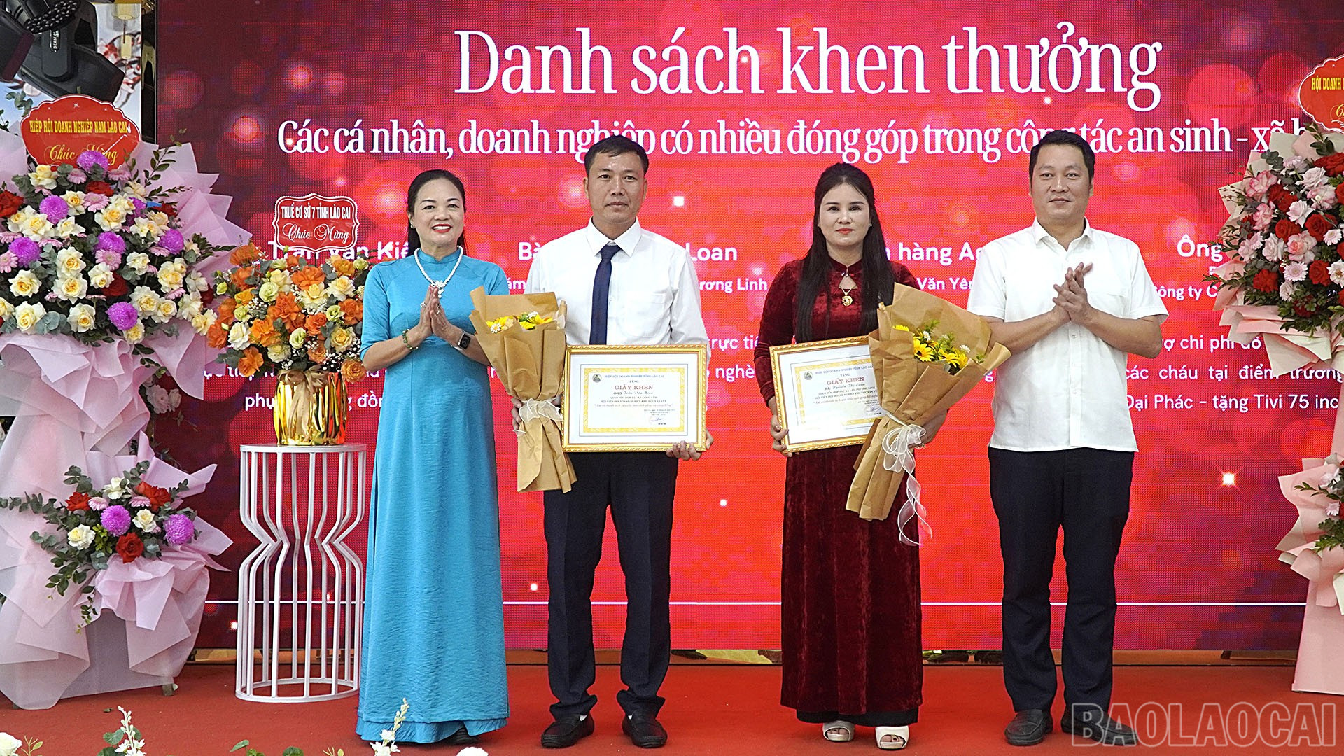 Lãnh đạo Hiệp hội Doanh nghiệp tỉnh Lào Cai tặng thưởng cho các tập thể, cá nhân. baolaocai-br_7.jpg