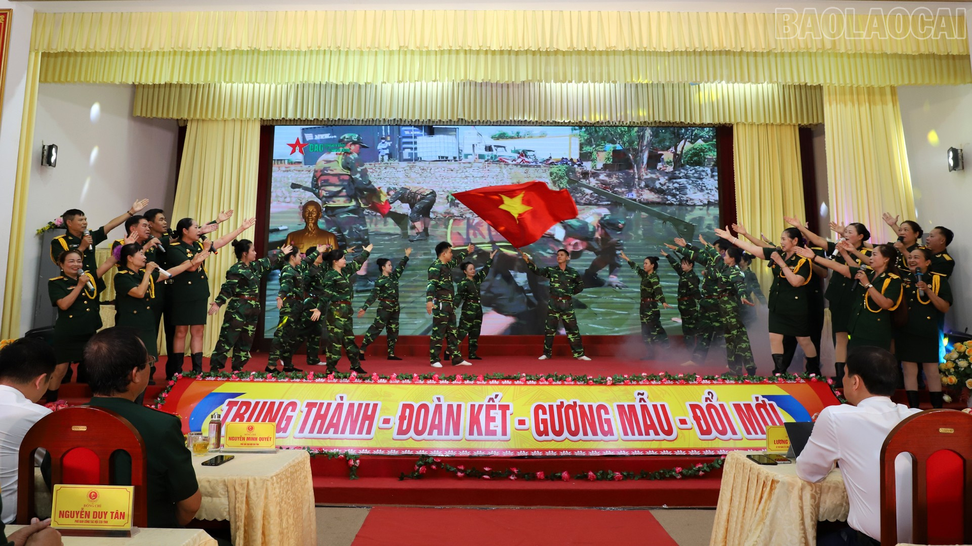 Văn nghệ chào mừng đại hội. Văn nghệ chào mừng đại hội.