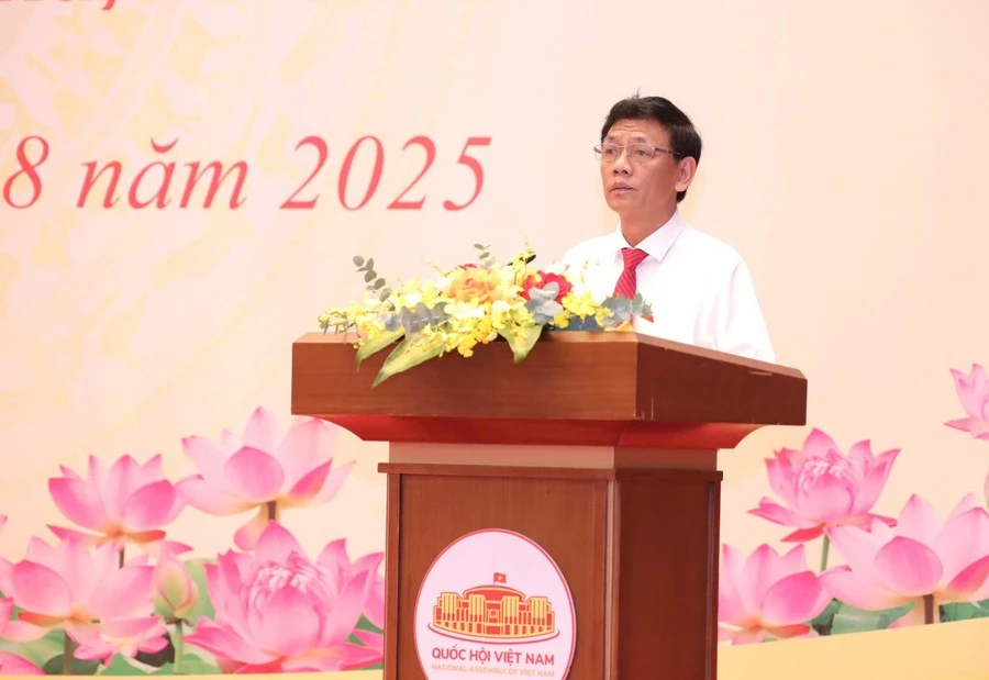 Đồng chí Lâm Văn Mẫn, Chủ tịch Hội đồng Dân tộc phát biểu tại hội thảo.