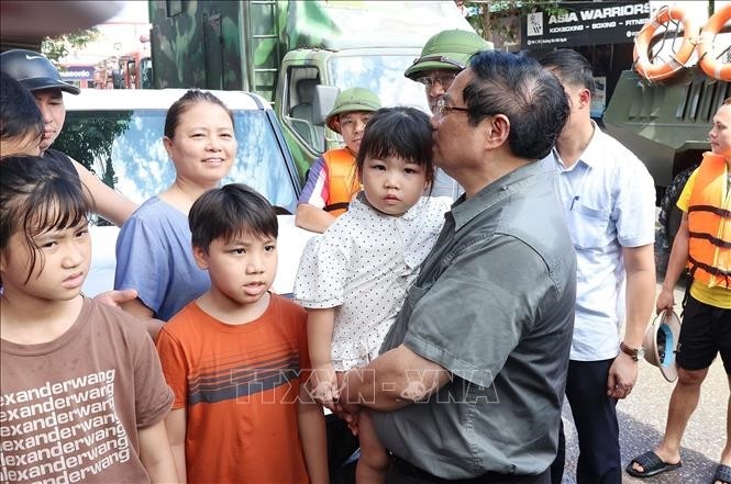 Thủ tướng Phạm Minh Chính thăm hỏi, động viên nhân dân bị ảnh hưởng bởi lũ lụt tại phường Phan Đình Phùng. Thủ tướng Phạm Minh Chính thăm hỏi, động viên nhân dân bị ảnh hưởng bởi lũ lụt tại phường Phan Đình Phùng.