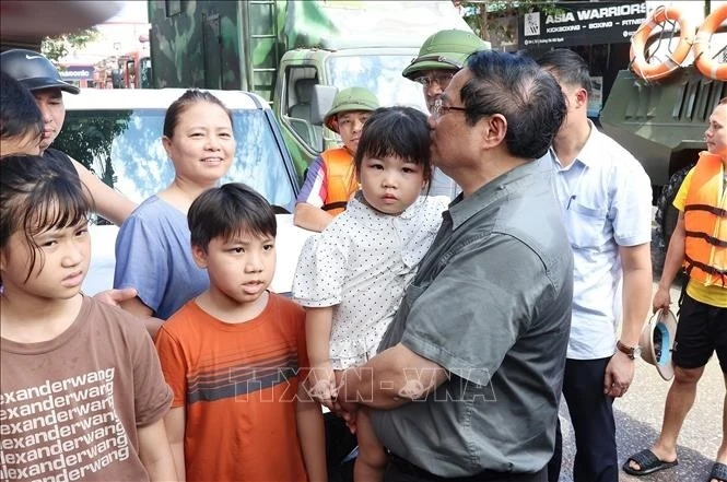 Thủ tướng Phạm Minh Chính thăm hỏi, động viên nhân dân bị ảnh hưởng bởi lũ lụt tại phường Phan Đình Phùng.