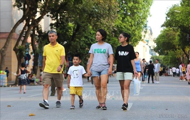Nhiều bậc phụ huynh đưa con nhỏ đi dạo phố và tham gia các hoạt động vui chơi giải trí, văn hóa xã hội trong những ngày cuối tuần.