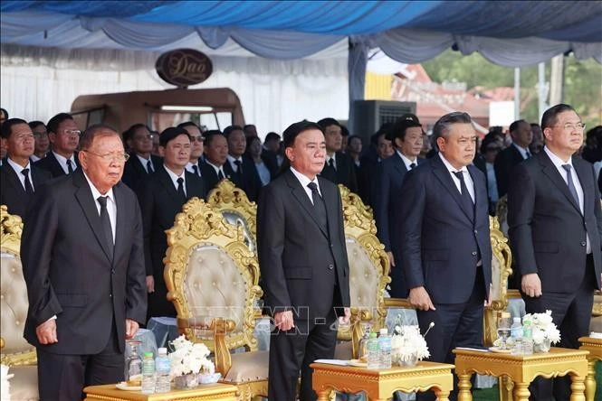 Thường trực Ban Bí thư Trần Cẩm Tú cùng Đoàn đại biểu cấp cao của Đảng, Nhà nước Việt Nam dự Lễ truy điệu đồng chí Saysomphone Phomvihane, Ủy viên Bộ Chính trị, Chủ tịch Quốc hội Lào. Ảnh: TTXVN