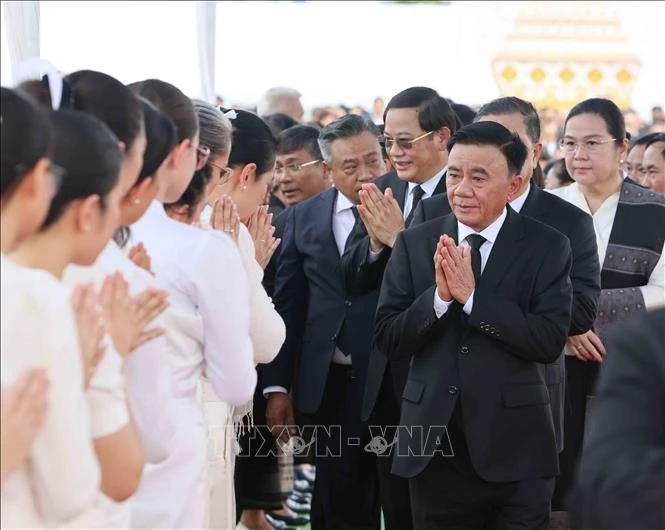 Thường trực Ban Bí thư Trần Cẩm Tú cùng Đoàn đại biểu cấp cao Đảng Cộng sản Việt Nam dự Lễ truy điệu đồng chí Xaysomphone Phomvihane, Ủy viên Bộ Chính trị, Chủ tịch Quốc hội Lào. Ảnh: TTXVN