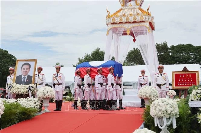Linh cữu đồng chí Xaysomphone Phomvihane, Ủy viên Bộ Chính trị, Chủ tịch Quốc hội Lào được di chuyển tới nơi tiến hành Lễ truy điệu. Ảnh: Phương Hoa/TTXVN