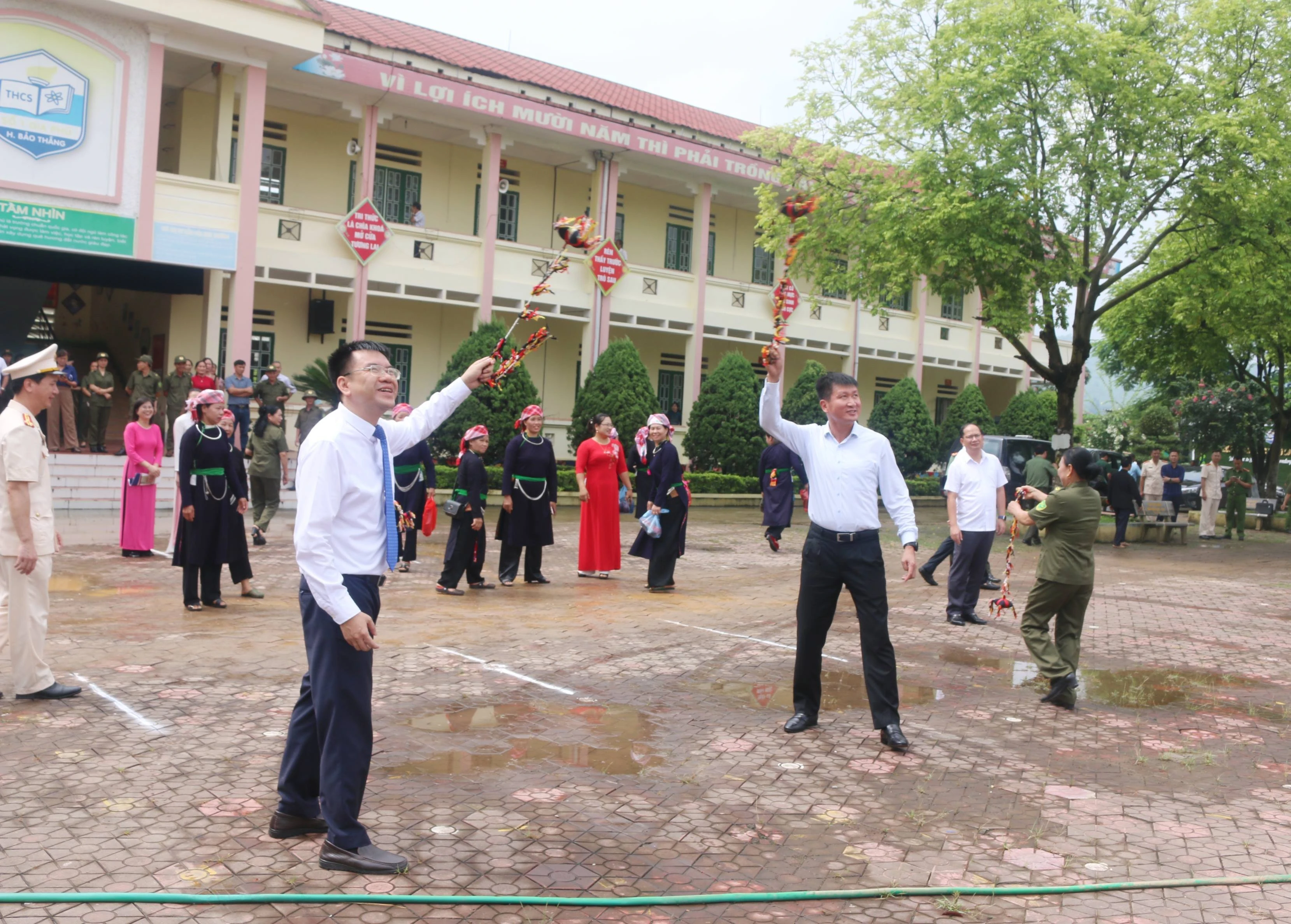 Chủ tịch UBND tỉnh Trần Huy Tuấn cùng các đại biểu và người dân tham gia trò chơi dân gian tại ngày hội.