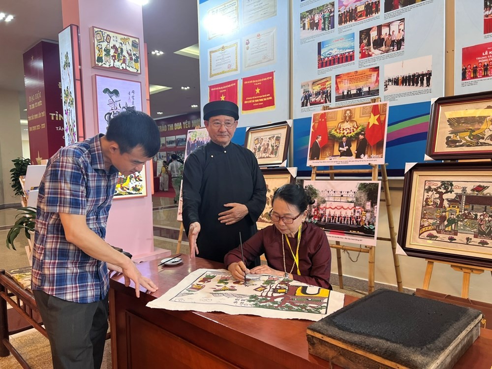 Nghệ nhân làng nghề tranh dân gian Đông Hồ.