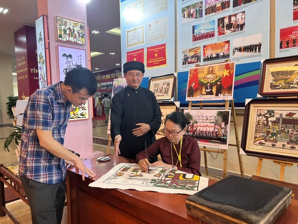 Nghệ nhân làng nghề tranh dân gian Đông Hồ.