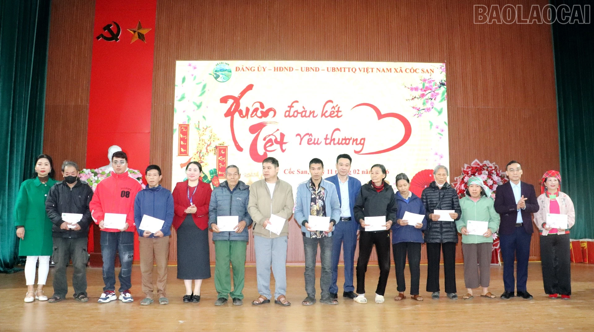 Trao quà Tết cho các gia đình chính sách, hộ có hoàn cảnh khó khăn trên địa bàn.