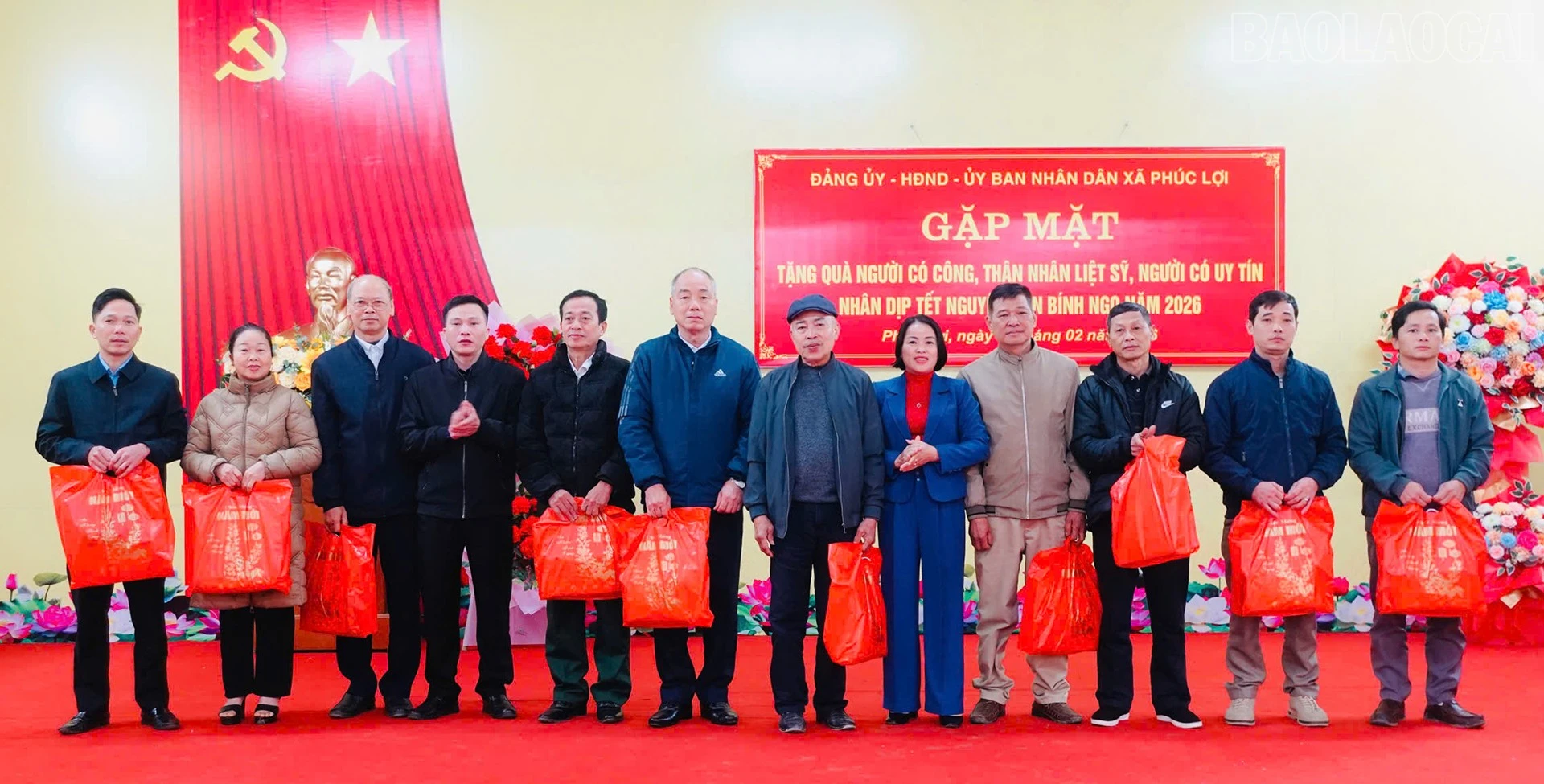 Lãnh đạo xã đã trực tiếp trao 254 suất quà cho người có công với cách mạng, thương bệnh binh, thân nhân liệt sĩ, người có uy tín trong cộng đồng.