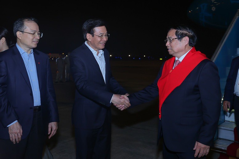 Bộ trưởng, Chủ nhiệm Văn phòng Chính phủ Trần Văn Sơn đón Thủ tướng Chính phủ Phạm Minh Chính cùng Đoàn đại biểu. Bộ trưởng, Chủ nhiệm Văn phòng Chính phủ Trần Văn Sơn đón Thủ tướng Chính phủ Phạm Minh Chính cùng Đoàn đại biểu.