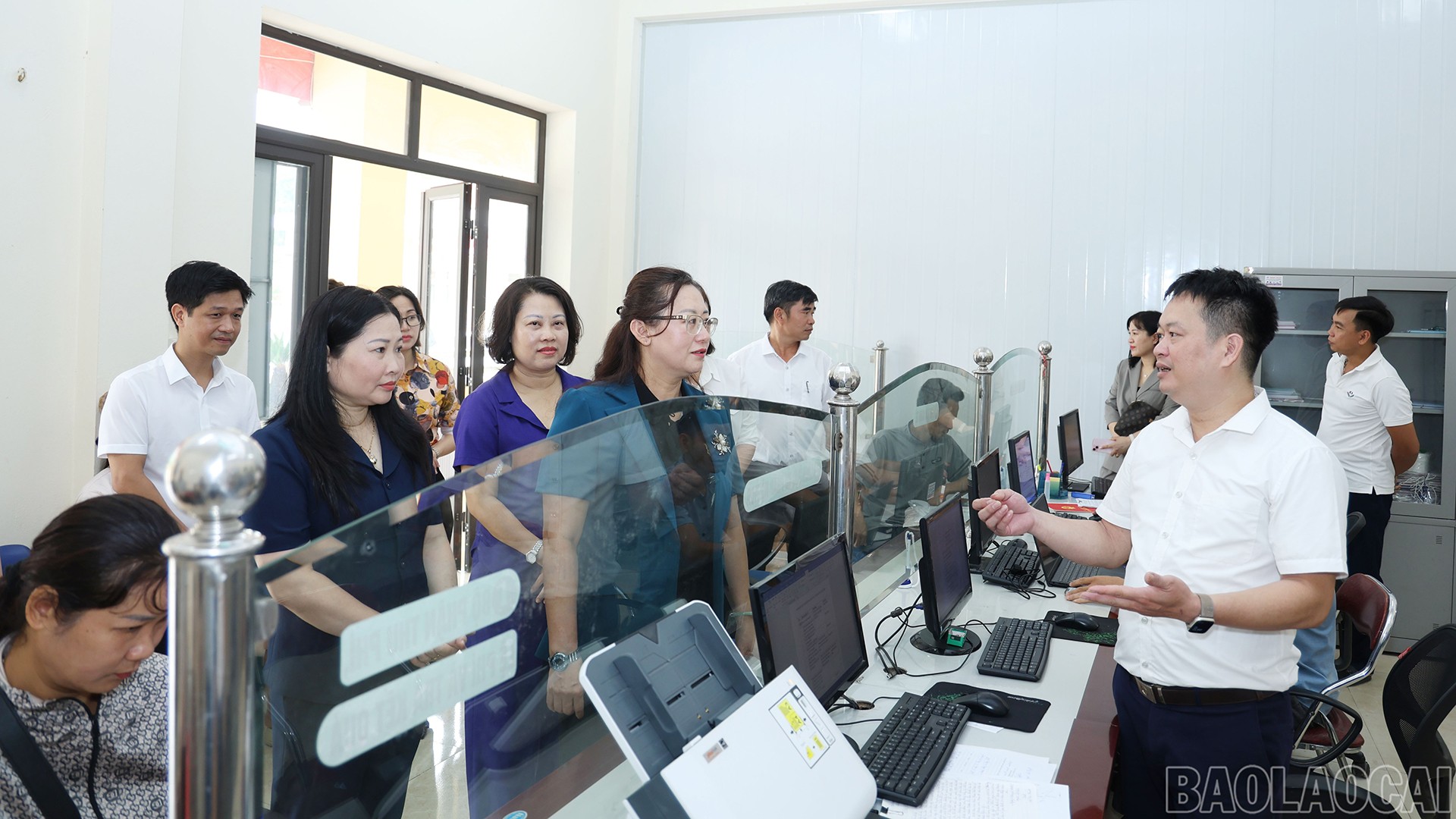 Đồng chí Giàng Thị Dung, Phó Bí thư Tỉnh ủy, Chủ tịch Ủy ban MTTQ Việt Nam tỉnh và đồng chí Vũ Thị Hiền Hạnh, Phó Chủ tịch UBND tỉnh kiểm tra tại Trung tâm Phục vụ hành chính công xã Thượng Bằng La. ba-dung-thuongbang-la.jpg