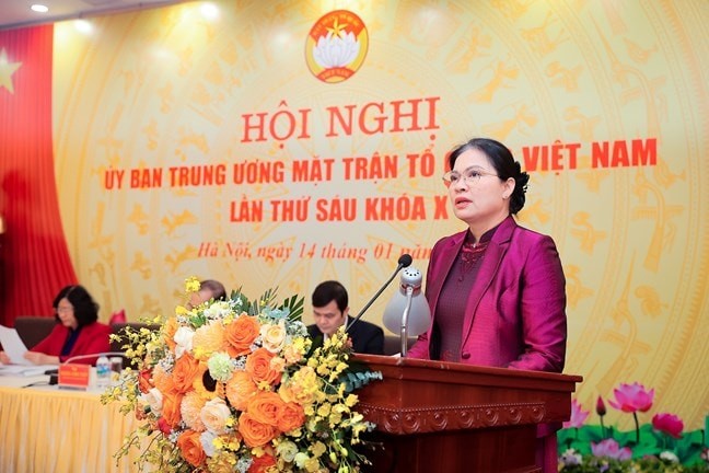 Phó Chủ tịch Ủy ban Trung ương MTTQ Việt Nam Hà Thị Nga trình bày nội dung tờ trình tại hội nghị.