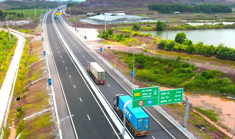 Việc đầu tư kết nối giữa đường bộ với các đầu mối vận tải chưa thực sự đồng bộ, đặc biệt trong giai đoạn đầu khai thác các cảng, sân bay mới.