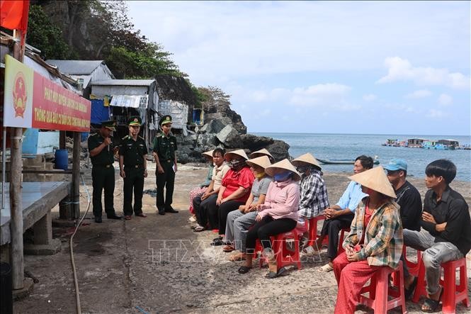 Tổ tuyên truyền lưu động của Đồn Biên phòng Hòn Chuối thông tin đến cử tri các nội dung quan trọng của ngày bầu cử sớm trên đảo.