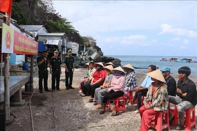 Tổ tuyên truyền lưu động của Đồn Biên phòng Hòn Chuối thông tin đến cử tri các nội dung quan trọng của ngày bầu cử sớm trên đảo.