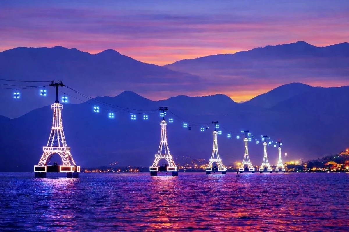 Cáp treo Vinpearl thắp sáng vịnh Nha Trang về đêm.
