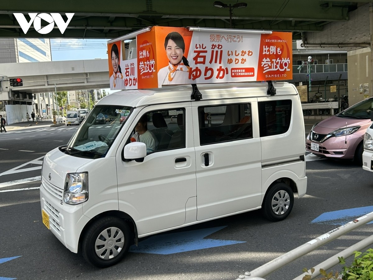 Một xe vận động tranh cử lưu động trên đường phố Tokyo.