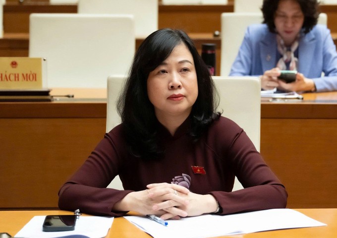 Minister van Volksgezondheid Dao Hong Lan tijdens de zitting van de Nationale Vergadering op de ochtend van 11 december. Bộ trưởng Y tế Đào Hồng Lan tại phiên họp Quốc hội sáng 11/12.