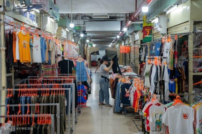 Tiểu thương kinh doanh tại một khu chợ ở Hà Nội.