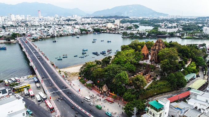 Tháp Ponagar nằm trên đồi Cù Lao, bên dòng sông Cái ở phường Bắc Nha Trang. Tháp Ponagar nằm trên đồi Cù Lao, bên dòng sông Cái ở phường Bắc Nha Trang.