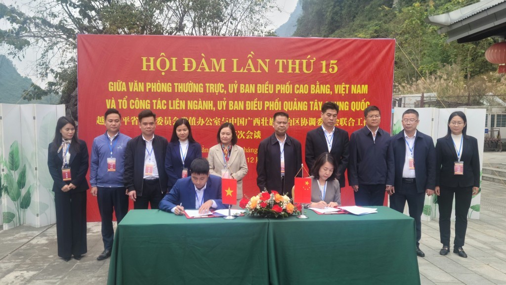 Hai bên ký Biên bản Hội đàm lần thứ 15, thống nhất nhiều nội dung quan trọng trong quản lý và phát triển Khu cảnh quan thác Bản Giốc - Đức Thiên. Ảnh: Văn Hòa.