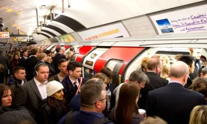 Hành khách chen chúc lên tàu ở nhà ga King's Cross tại London. Ảnh: Reuters