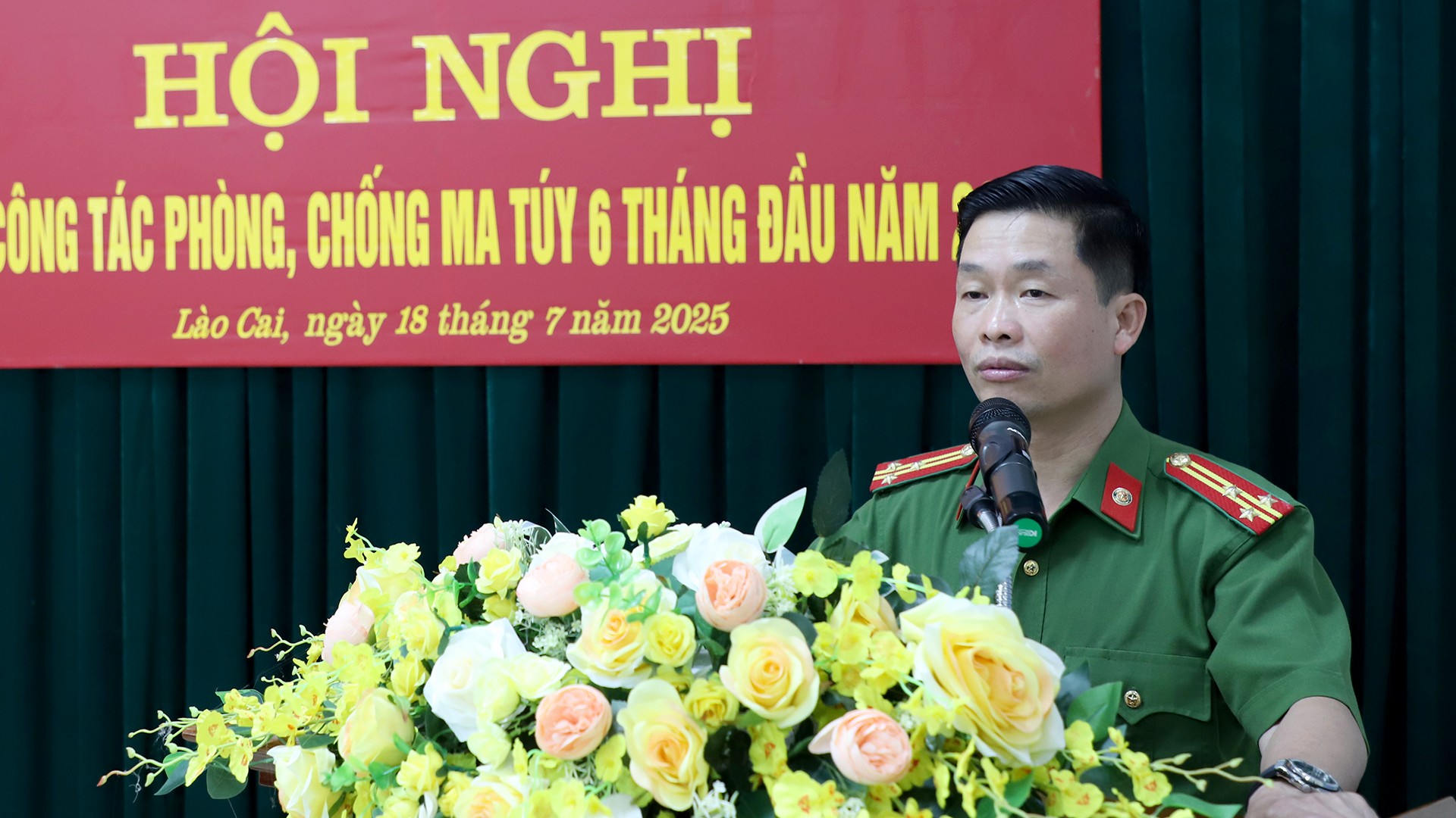Thượng tá Nguyễn Minh Thắng – Trưởng phòng Cảnh sát điều tra tội phạm về ma túy Công an tỉnh Lào Cai phát biểu tại hội nghị. 19-7-anh1.jpg