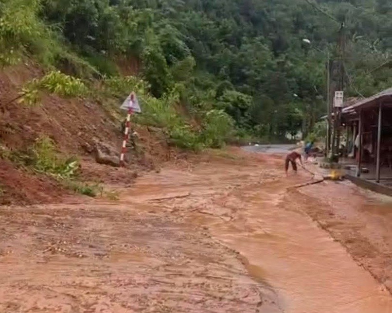 Một số đoạn trên Quốc lộ 70, đường dẫn lên Làng Nủ bị sạt lở, ngập úng. Một số đoạn trên Quốc lộ 70, đường dẫn lên Làng Nủ bị sạt lở, ngập úng.