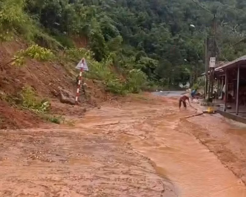 Một số đoạn trên Quốc lộ 70, đường dẫn lên Làng Nủ bị sạt lở, ngập úng.