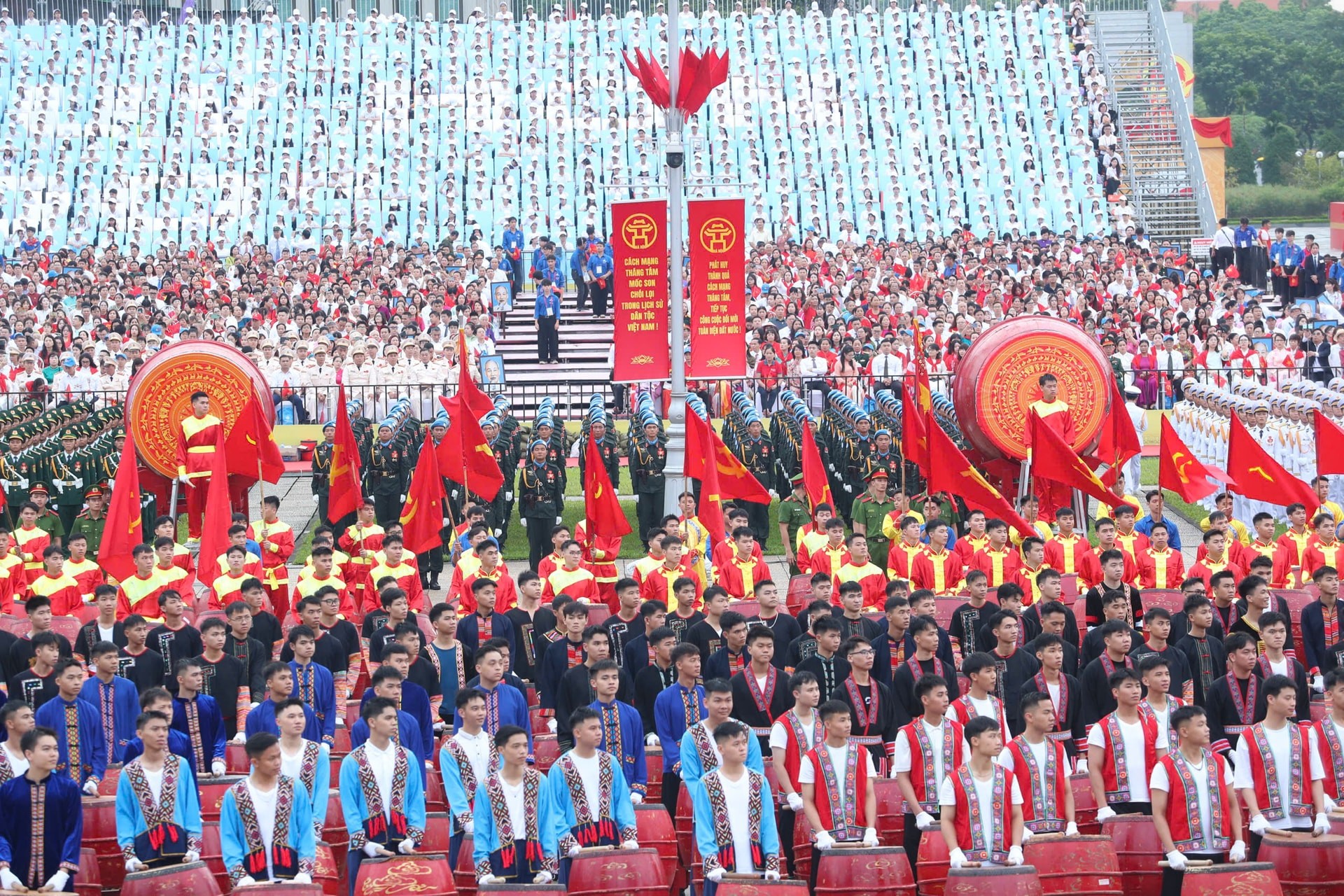 Dàn trống hội hoành tráng biểu diễn tại Quảng trường Ba Đình trong lễ tổng duyệt. Dàn trống hội hoành tráng biểu diễn tại Quảng trường Ba Đình trong lễ tổng duyệt.