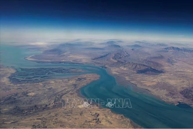 Quang cảnh bờ biển và đảo Qeshm của Iran tại eo biển Hormuz.