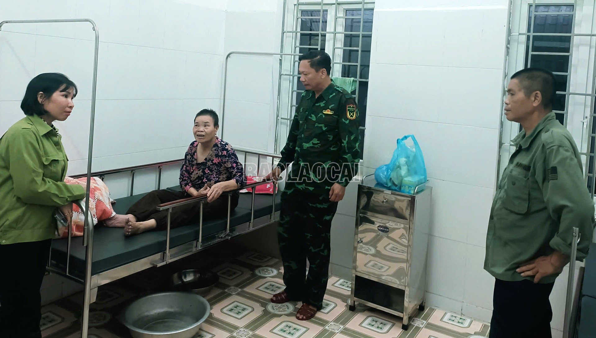 Vận động gia đình bà Pon Thị Dẻn bị tai biến nằm trong vùng có nguy cơ sạt lở ra trạm y tế để tiện chăm sóc và tránh bão baolaocai-c_cham-sco.jpg