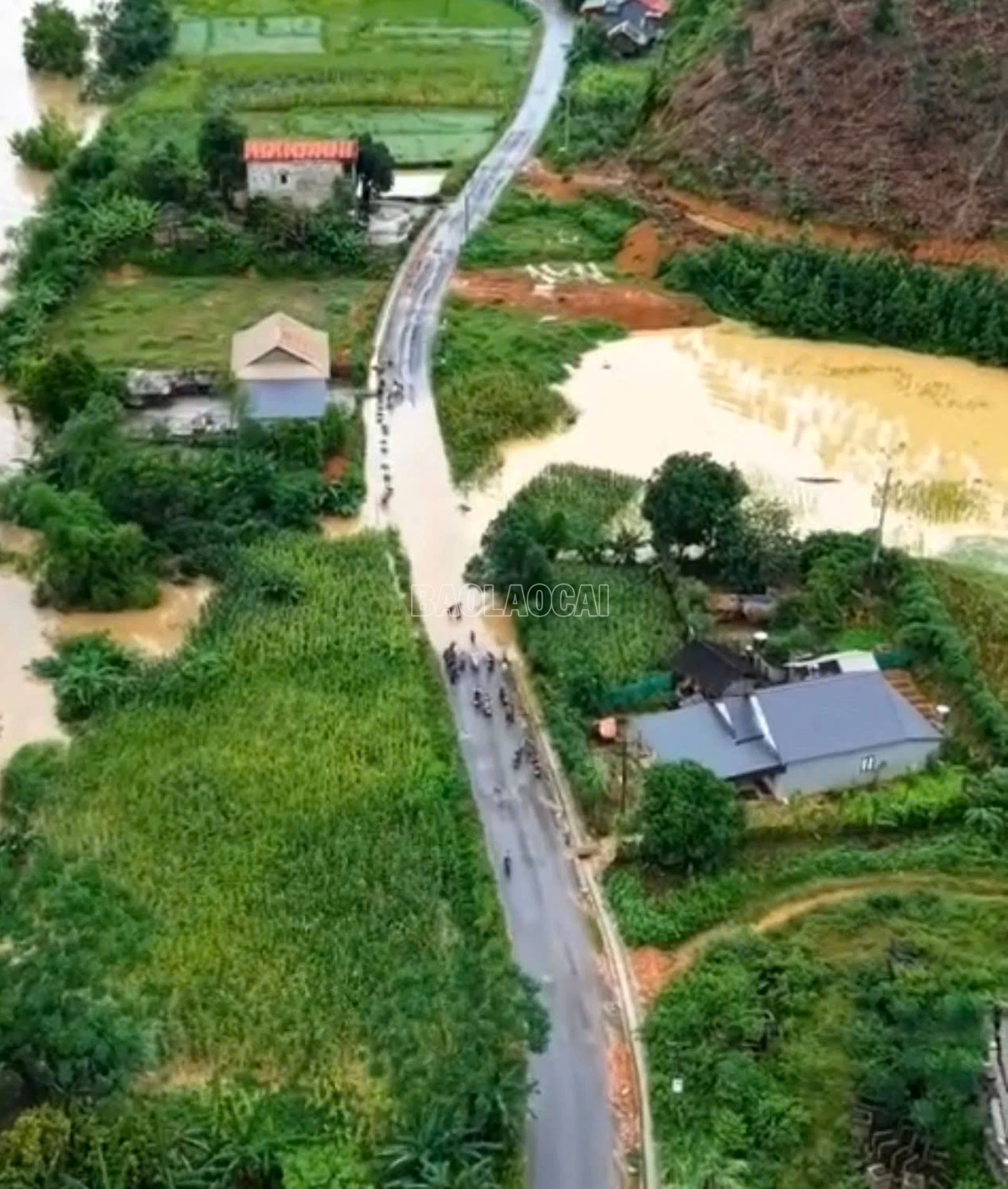 Các nhà máy thủy điện vùng thượng lưu sông Chảy mở cửa xả khiến mực nước trên sông Chảy dâng cao gây ngập úng một số đoạn đường tỉnh lộ 160, Quốc lộ 279 thuộc địa phận xã Xuân Hòa (Ảnh chụp chiều 30/9).