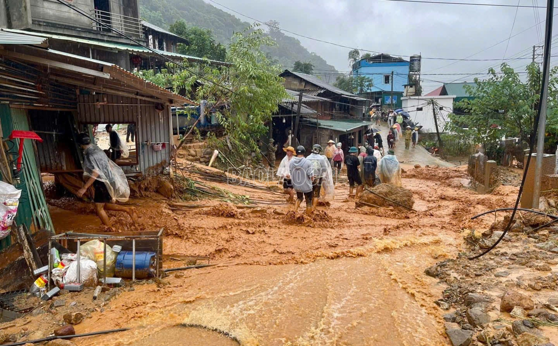 Các lực lượng giúp đỡ người dân di dời tài sản. baolaocai-c_hanhphuc2.jpg