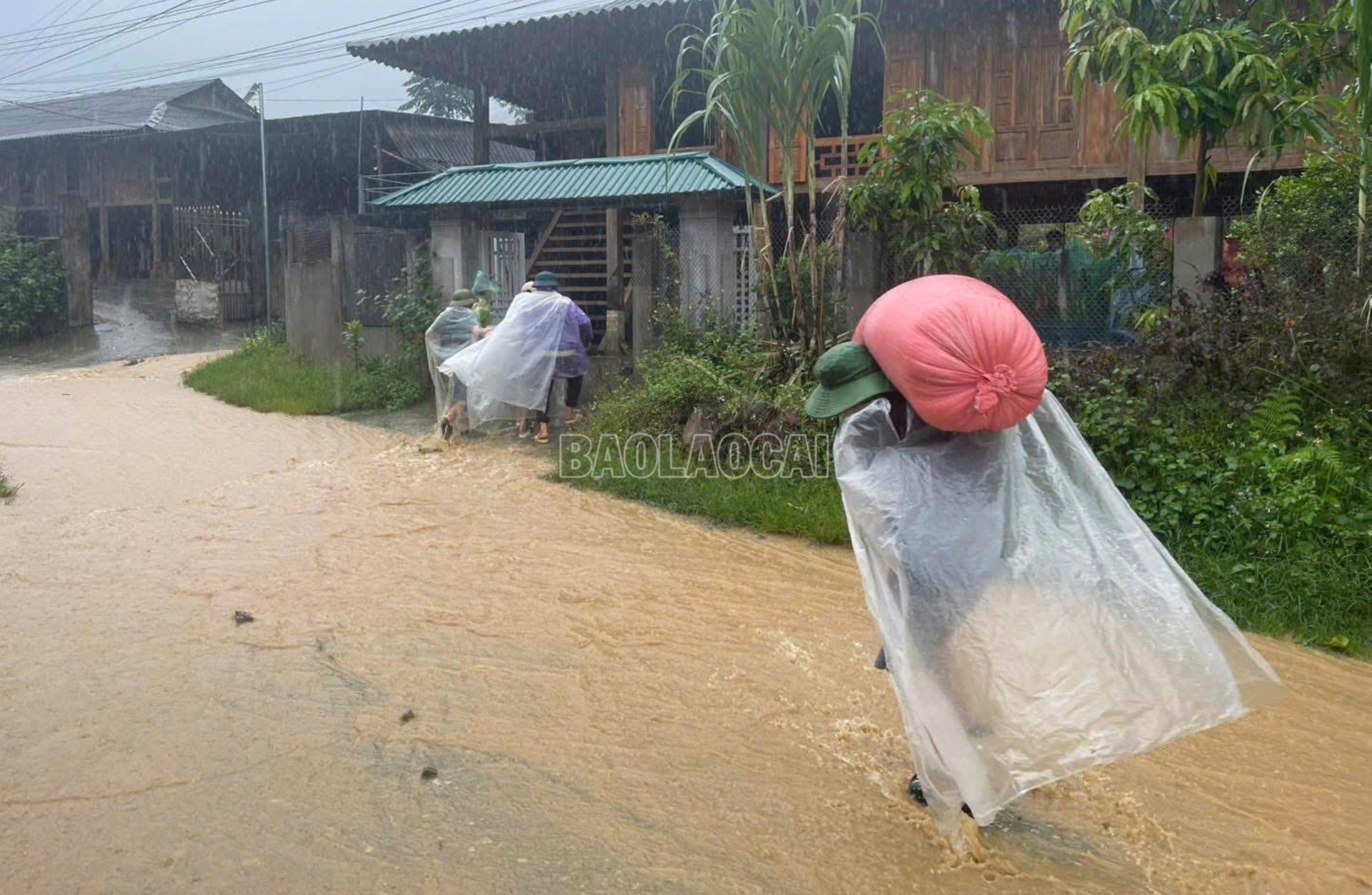 Giúp đỡ người dân di dời tài sản. baolaocai-c_hanhphuc3.jpg