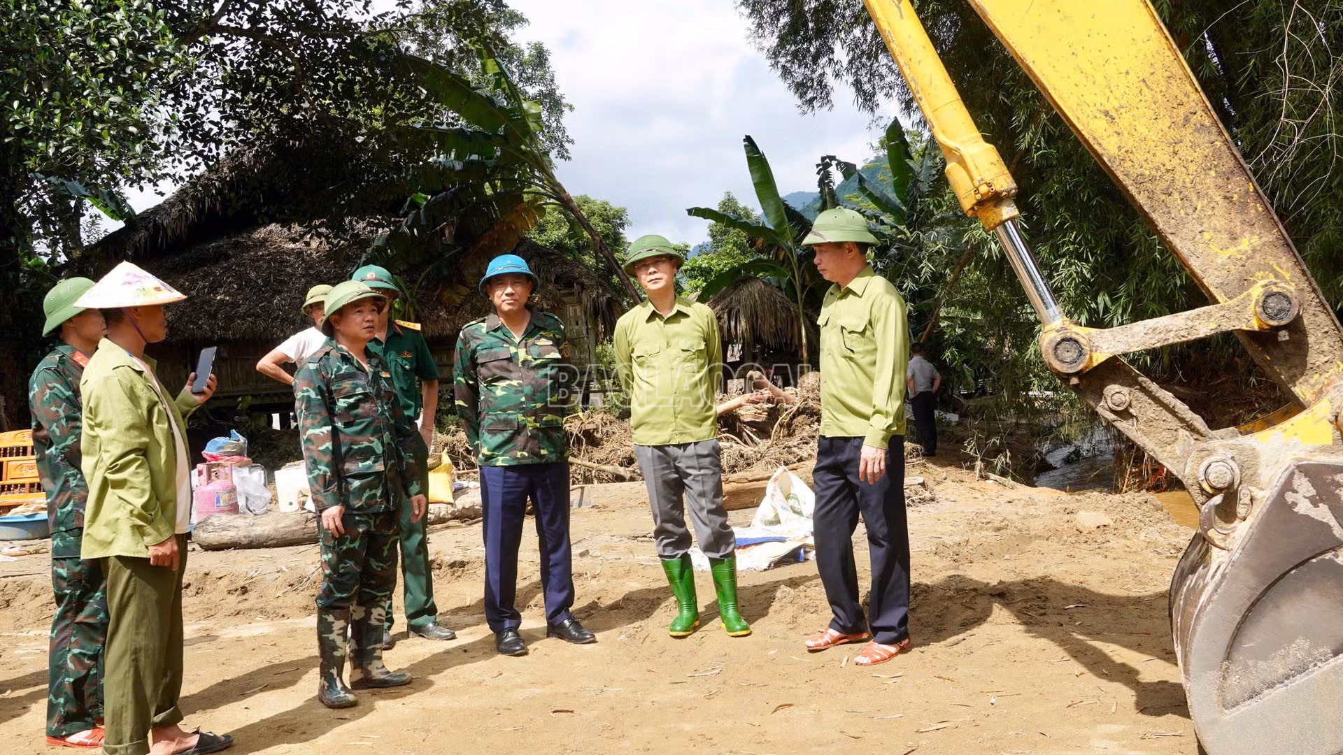 Tại những nơi đến kiểm tra, đồng chí Hoàng Giang và đoàn công tác yêu cầu chính quyền địa phương cần lên các phương án triển khai kịp thời hỗ trợ Nhân dân sớm ổn định cuộc sống và thông các tuyến giao thông.