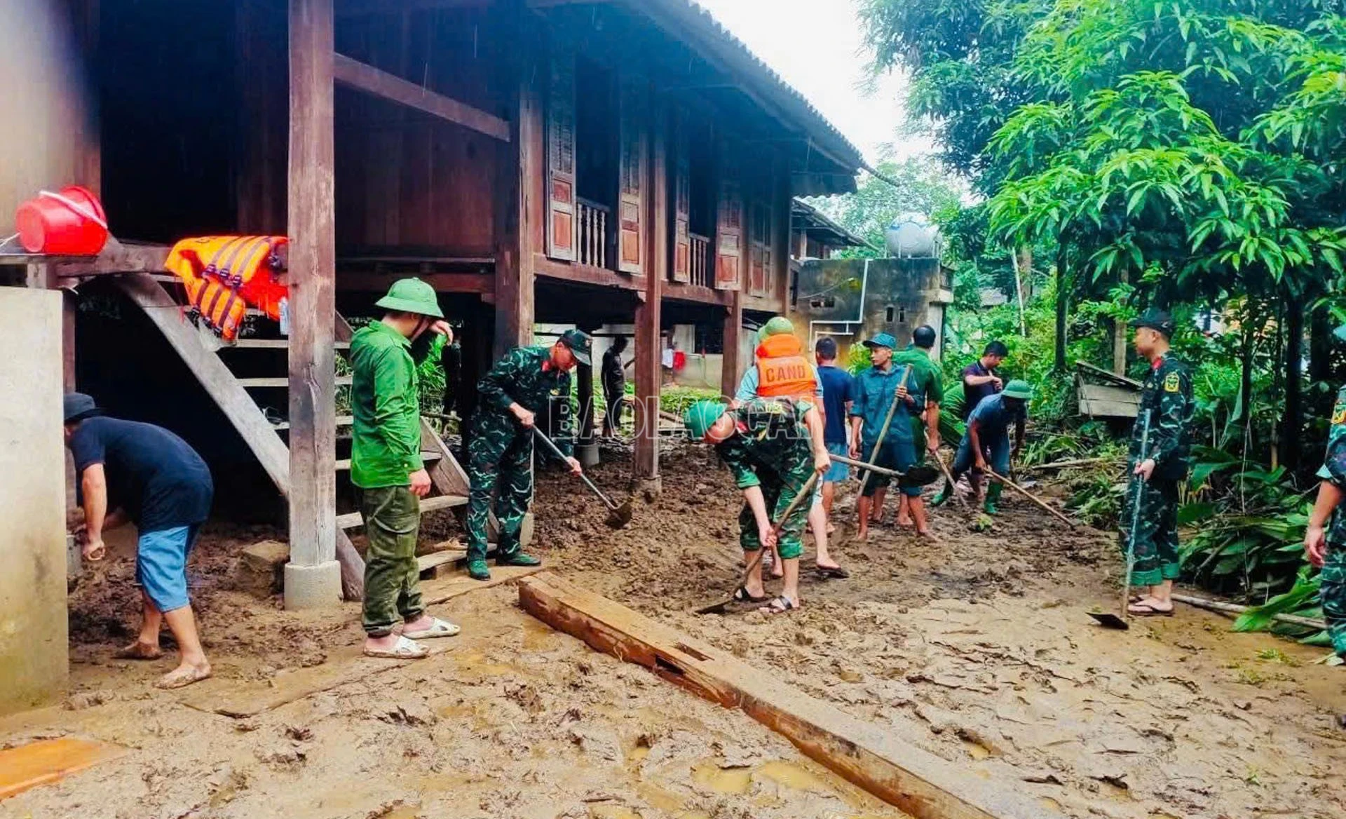 Các lực lượng hỗ trợ người dân khắc phục hậu quả.