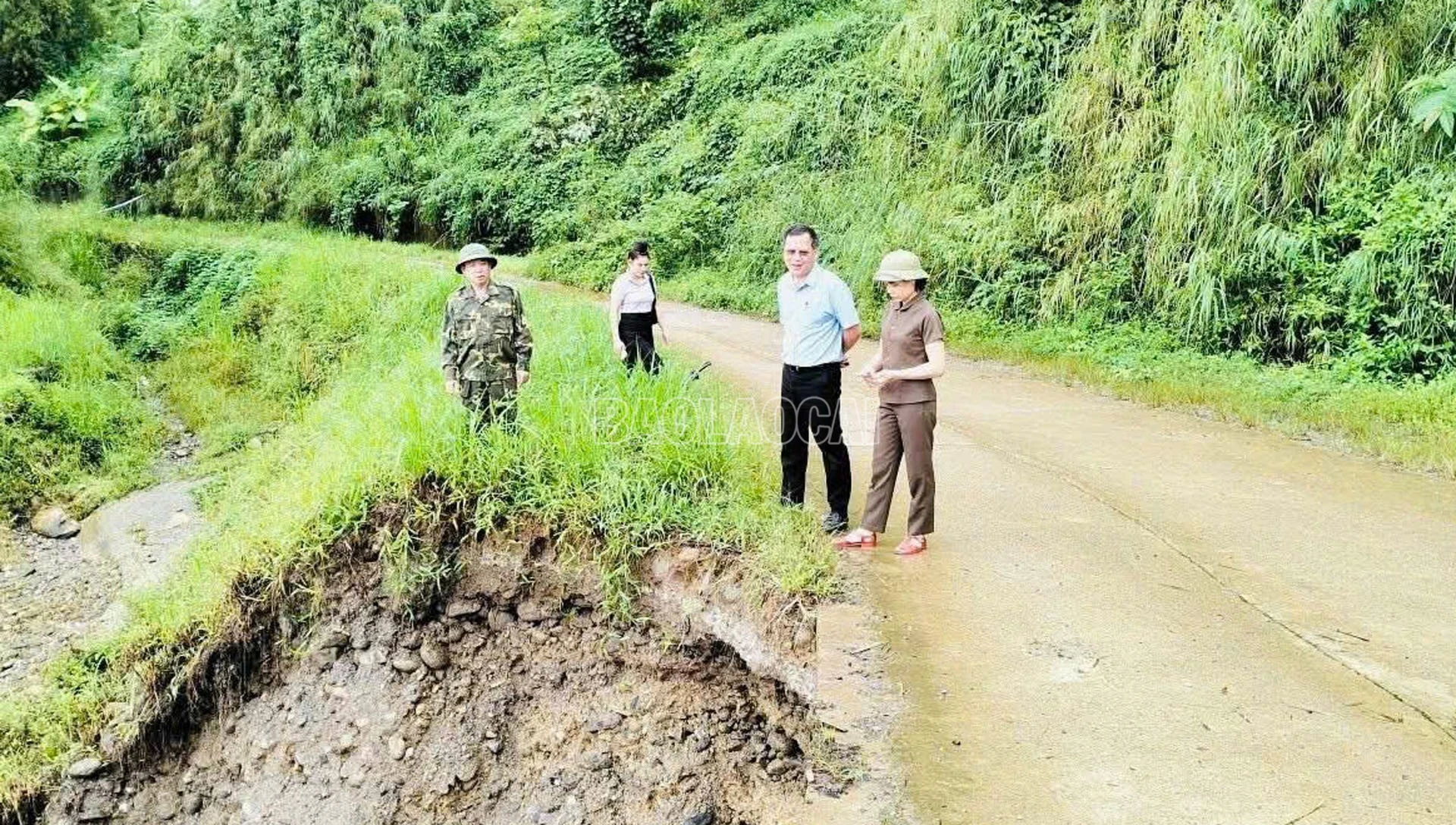 Lãnh đạo phường Kiểm tra các điểm bị hư hại nặng do ảnh hưởng hoàn lưu bão số 10.