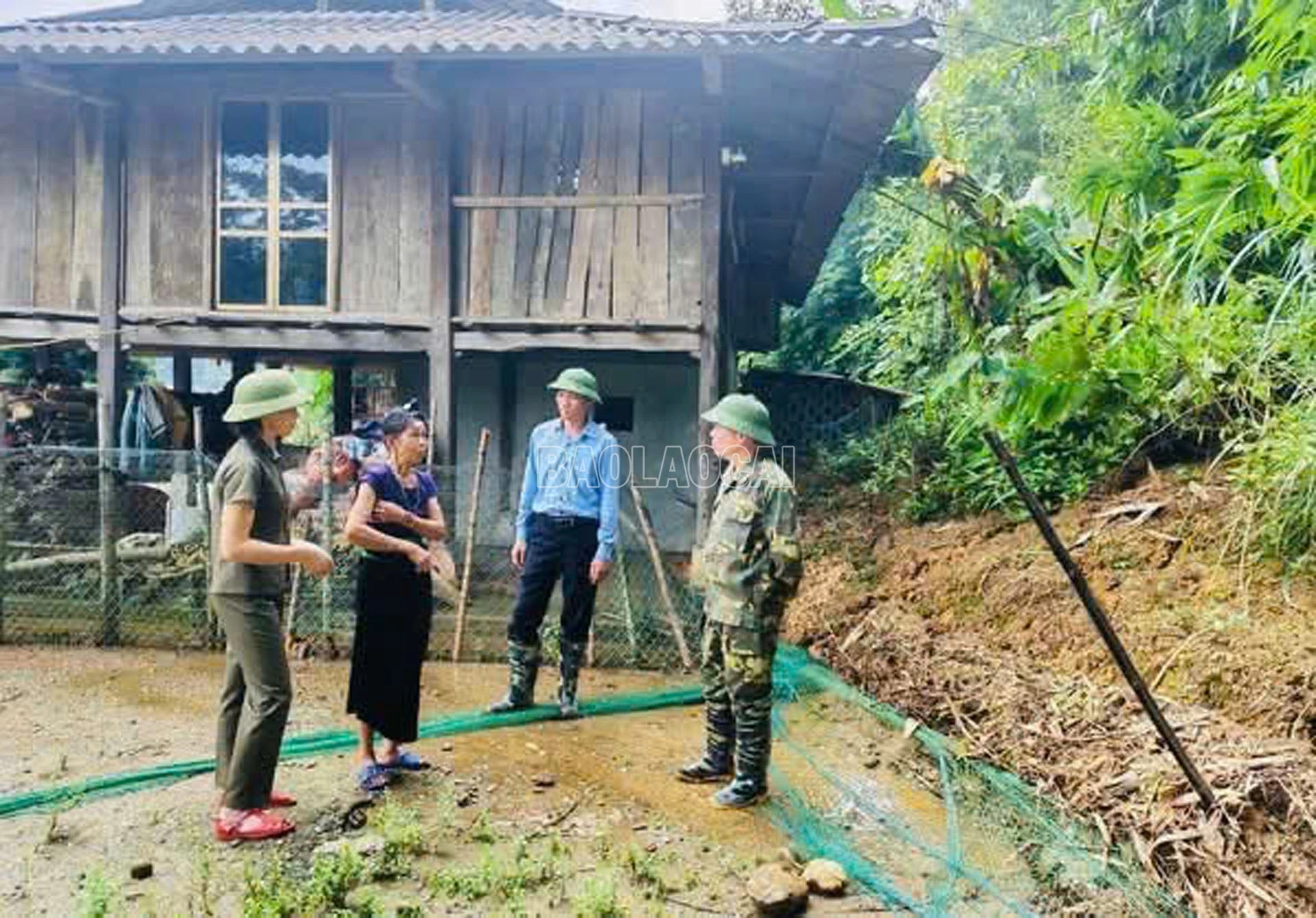 Lãnh đạo phường thăm hỏi, động viên gia đình bị thiệt hại nặng.