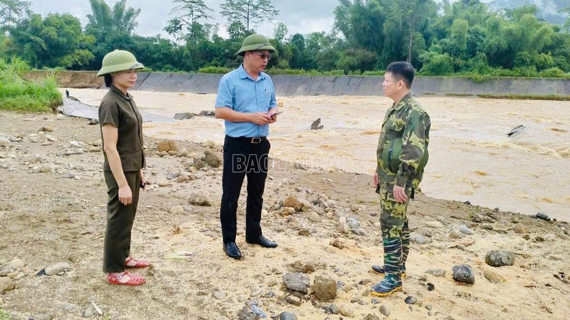 Kiểm tra đánh giá một số tuyến đê bị hư hỏng. Kiểm tra đánh giá một số tuyến đê bị hư hỏng.