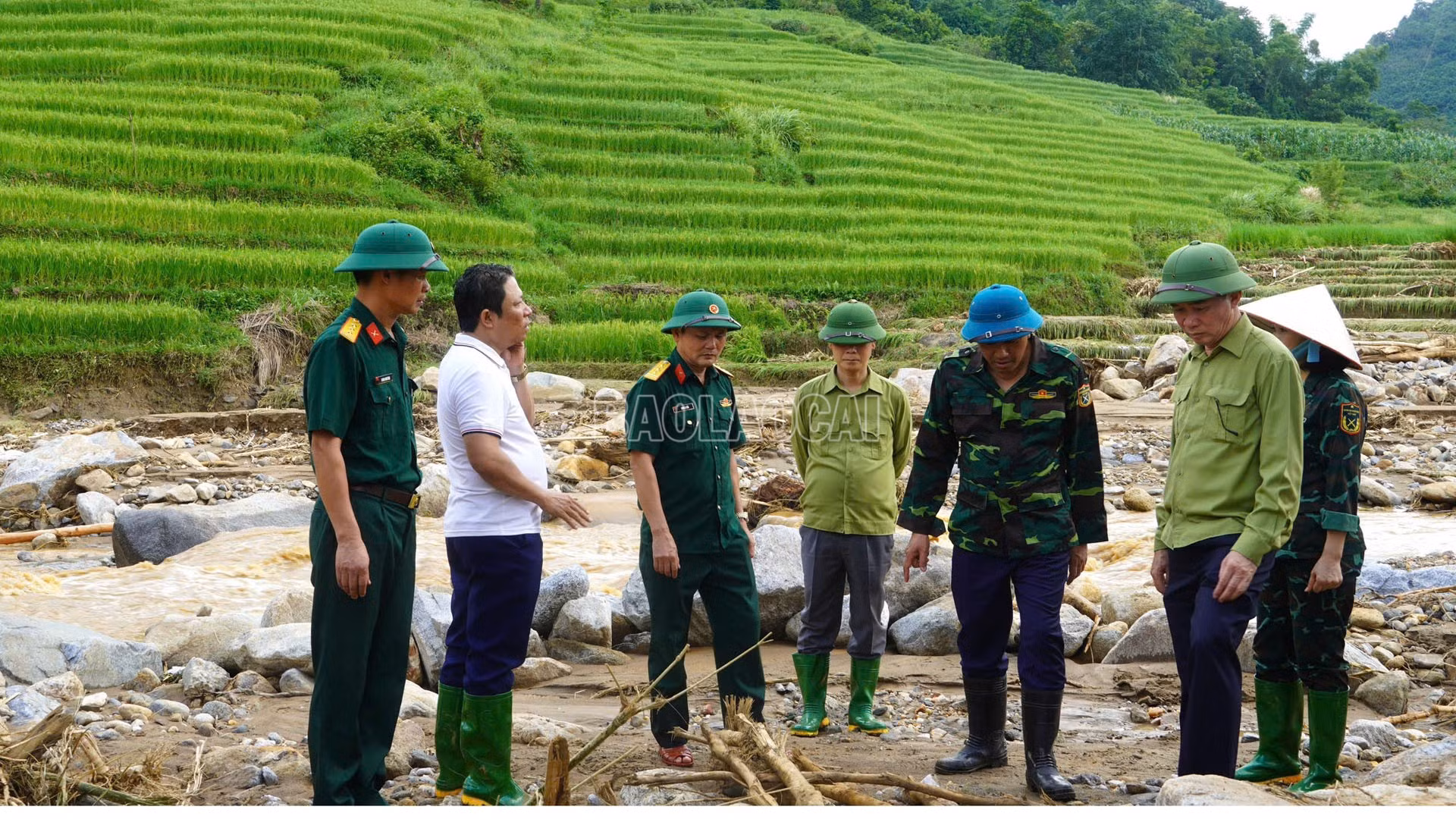Đồng chí Hoàng Giang và đoàn công tác kiểm tra các diện tích sản xuất nông nghiệp bị mưa lũ phá hủy.