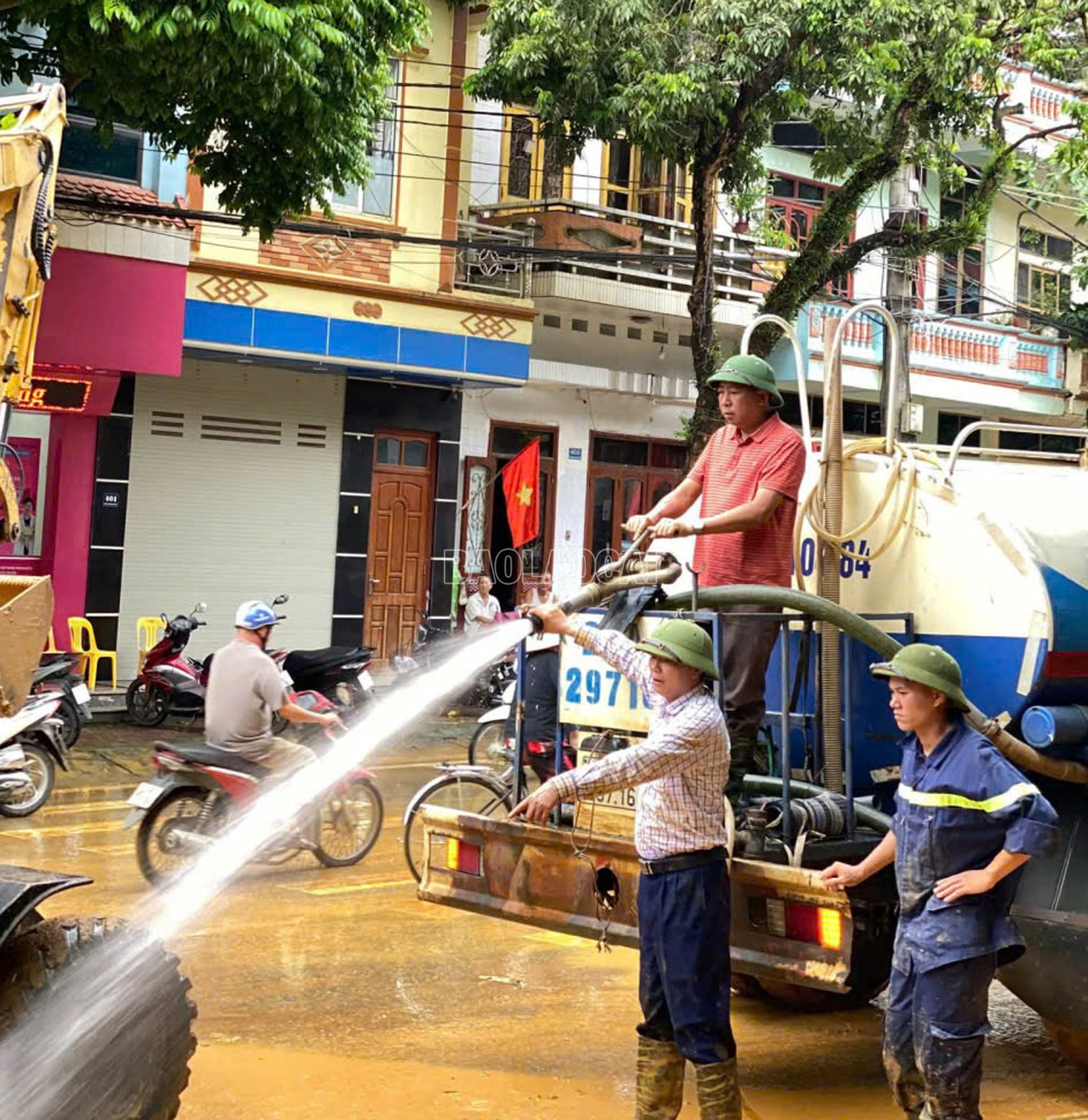 Chính quyền và Nhân dân phường Cam Đường khắc phục hậu quả mưa lũ. Chính quyền và Nhân dân phường Cam Đường khắc phục hậu quả mưa lũ.