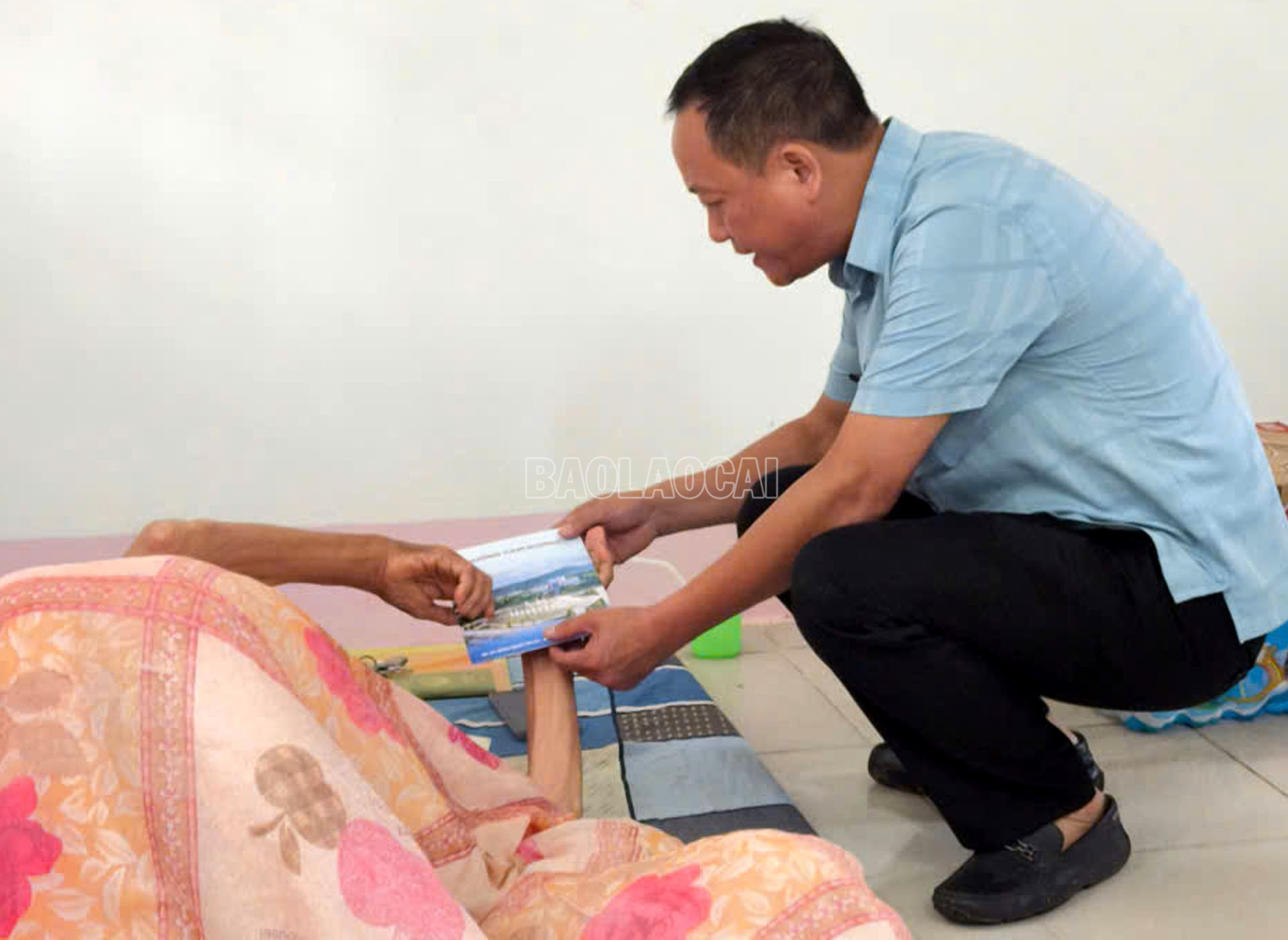 Đồng chí Giàng Thị Dung và lãnh đạo chính quyền địa phương thăm hỏi, động viên gia đình ông Lý Đức An (hộ bị ảnh hưởng bởi chất độc da cam) tại tổ 29, phường Bắc Cường, hiện phải di dời khẩn cấp do nguy cơ sạt lở. Đồng chí Giàng Thị Dung và lãnh đạo chính quyền địa phương thăm hỏi, động viên gia đình ông Lý Đức An (hộ bị ảnh hưởng bởi chất độc da cam) tại tổ 29, phường Bắc Cường, hiện phải di dời khẩn cấp do nguy cơ sạt lở.