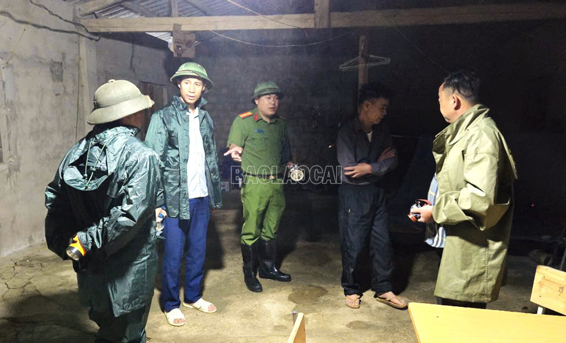 Thành lập các tổ công tác xuống cơ sở để nắm tình hình, tuyên truyền vận động người dân phòng tránh bão. baolaocai-c_thamhoi.jpg