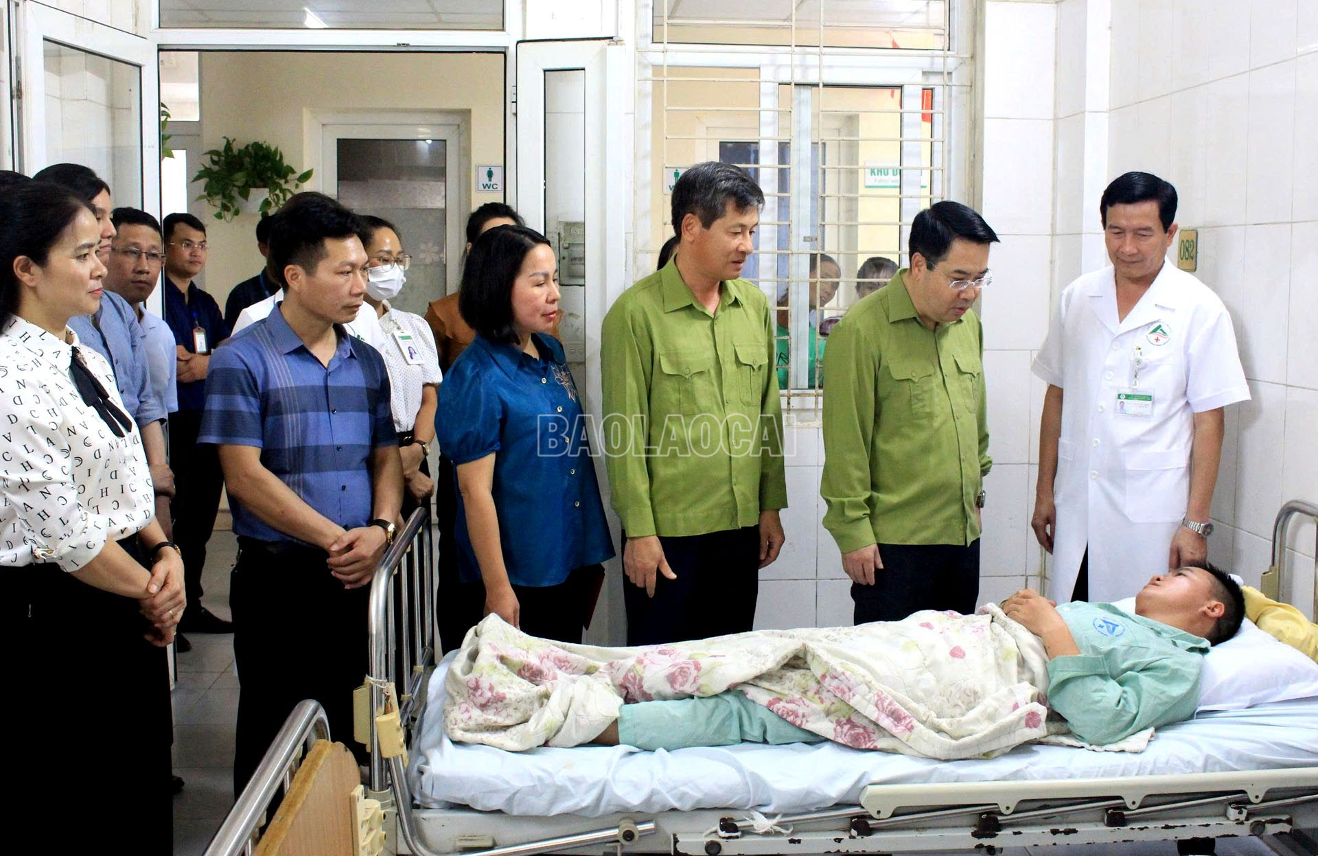 Các đồng chí lãnh đạo tỉnh thăm hỏi, động viên bệnh nhân. Các đồng chí lãnh đạo tỉnh thăm hỏi, động viên bệnh nhân.