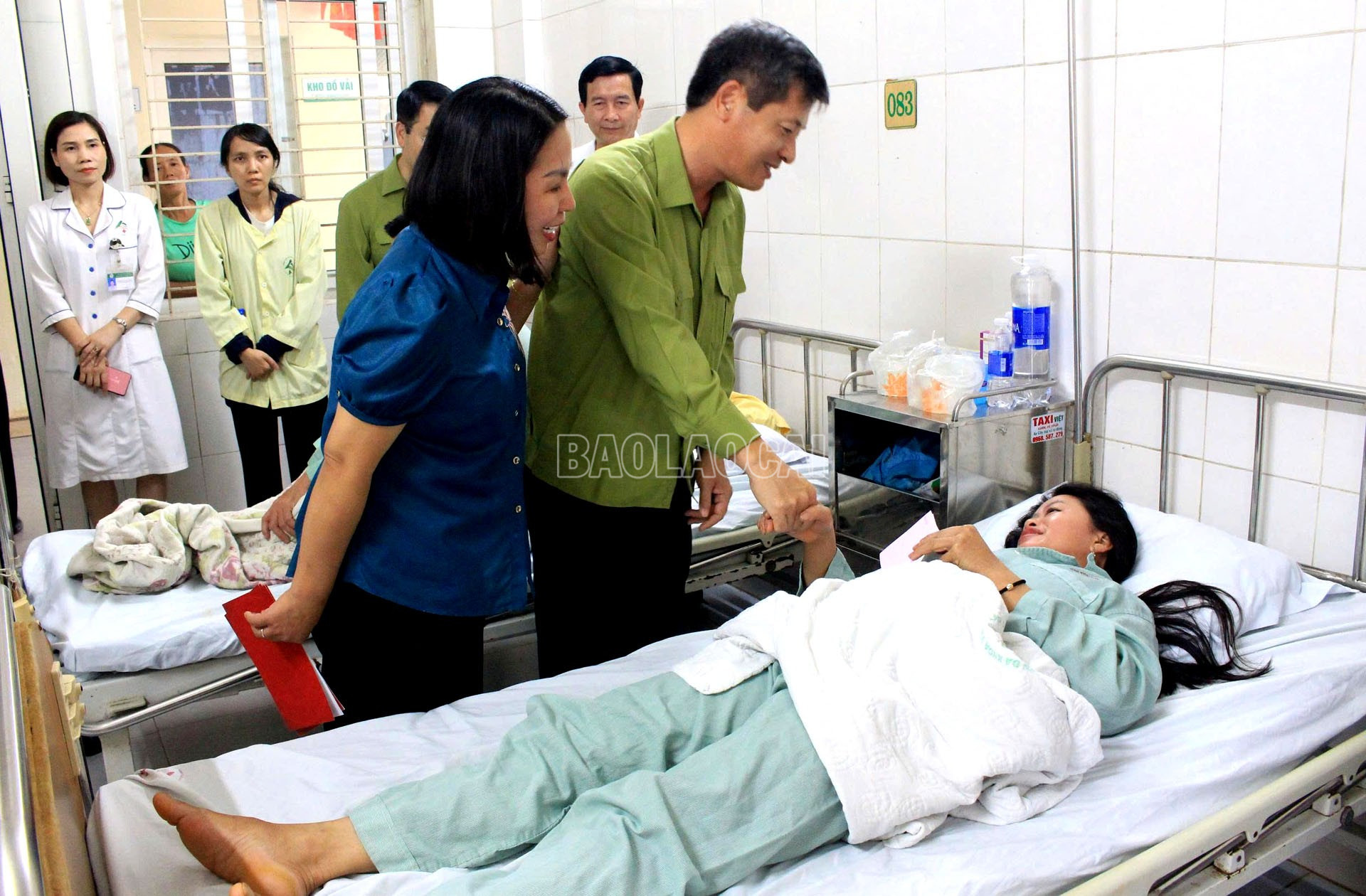 Đồng chí Ngô Hạnh Phúc - Phó Chủ tịch UBND tỉnh trao quà động viên bệnh nhân. baolaocai-c_1-10-tham2.jpg