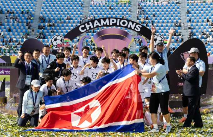 Các cầu thủ Naegohyang ăn mừng cùng quốc kỳ Triều Tiên sau khi nhận Cup.