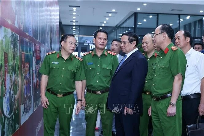 Thủ tướng Phạm Minh Chính xem hình ảnh về công tác giám định ADN hài cốt liệt sĩ.
